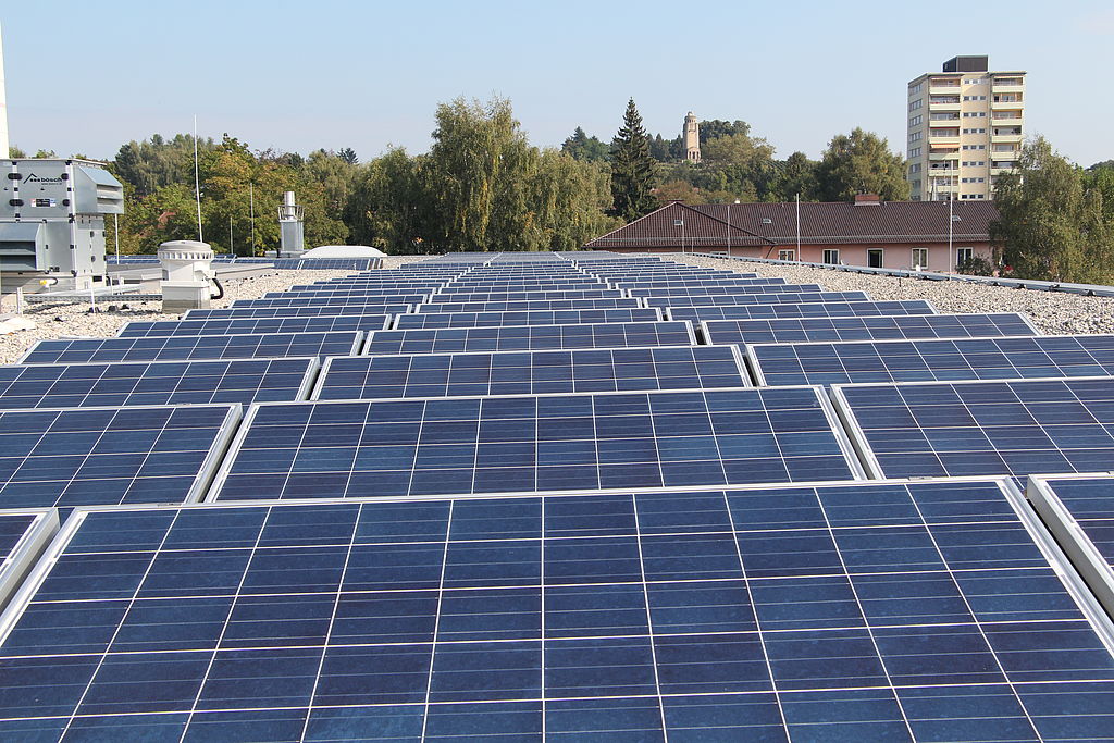 Viele Solarpanels auf einem Flachdach