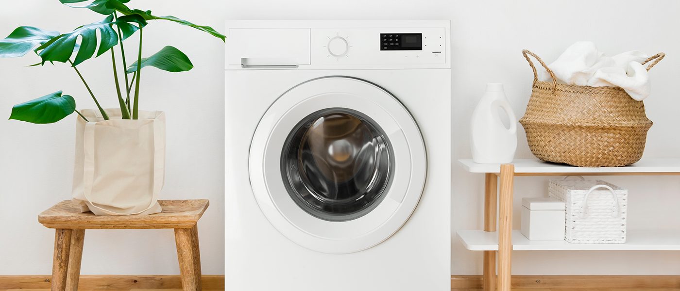 Wäschewaschmaschine in der Waschküche
