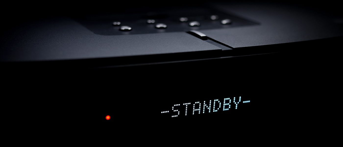Nahaufnahme eines Elektrogeräts, auf welchen das Wort Standby geschrieben steht