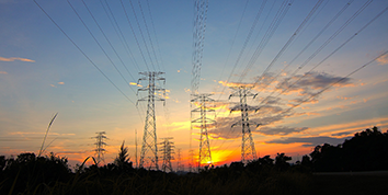 Drei Strommasten bei einem Sonnenuntergang