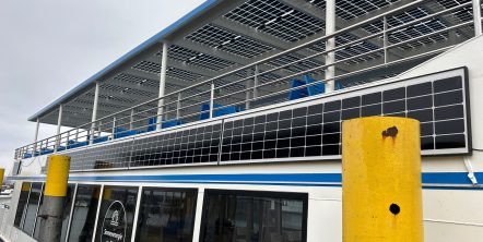 Solarzellen an der Seite eines Schiffs